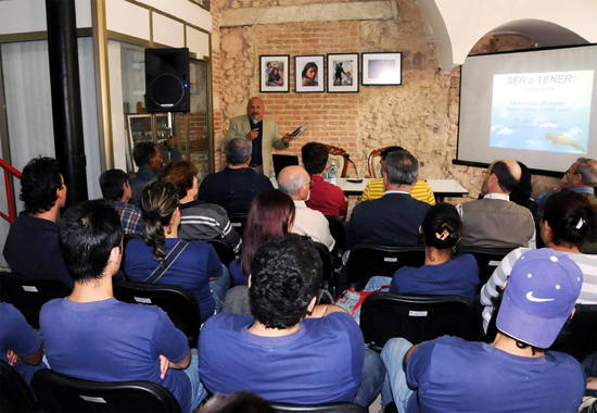 Conferencia y presentación de libros del escritor Rubén Chavén