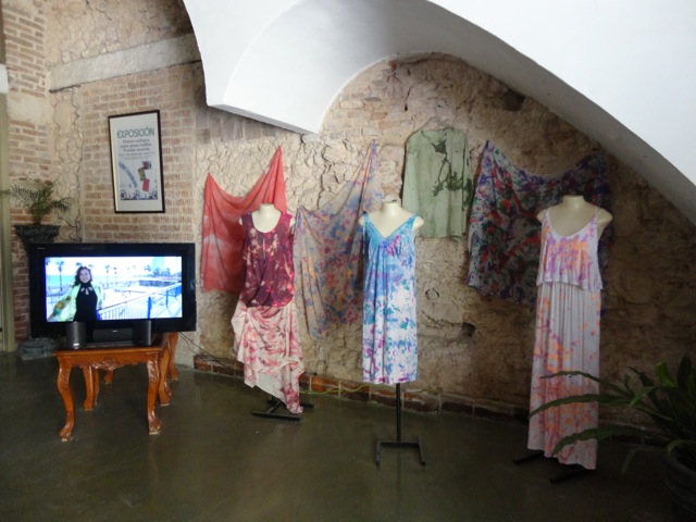 Desfile “Arcoíris”. Piezas textiles pintadas en acuarela por la artesana Mari Carmen López (Pepa)