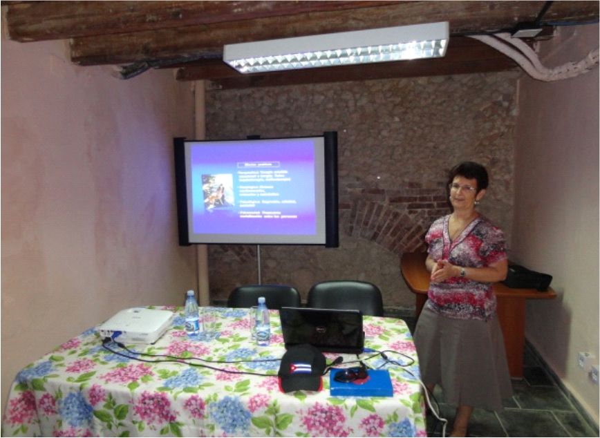 Conferencia veterinaria sobre cuidado de mascotas y presentación de libro.